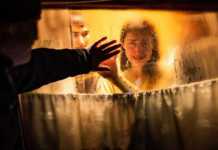 გიორგი ქებურია ცოლს და შვილებს ემშვიდობება ოდესის სადგურში