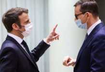 პუტინთან ხშირი სატელეფონო საუბრების გამო კრიტიკის შემდეგ, მაკრონმა პოლონეთის პრემიერს „ულტრამემარჯვენე ანტისემიტი“ უწოდა, რომელიც „ლგბტ ადამიანებს კრძალავს“