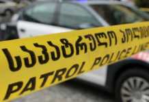 საზარელი მკვლელობა თბილისში – ქმარმა ეჭვიანობის გამო ახლობელი კაცი მოკლა, ცოლი კი დაჭრა. ქალი ტაქსისტმა გადაარჩინა