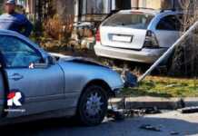 ავარია: დაშავებულია მცირეწლოვანი! – ძლიერი დარტყმის შედეგად მანქანა პირდაპირ კორპუსის ეზოში შევარდა