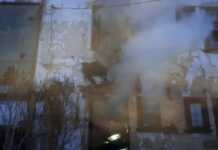 ნახეთ სულისშემძვრელი ვიდეო: გამვლელებმა და მეზობლებმა პლედები გაშალეს და მამამ შვილები მეხუთე სართულიდან გადმოაგდო