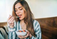 6 საკვები, რომელიც რომელიც დაბერებას ანელებს და 40 წლის შემდეგ ყველამ უნდა ჩართოს მენიუში