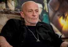 ყურმილი აიღეთ ნაბომბარებო, „პრადაჟნიე შკური“, შემომეპასუხეთ, ვნახოთ რა ბიჭები ხართ! – ვის მიმართავს კინორეჟისორი