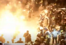 VIDEO: აქციაზე მომიტინგეებმა პოლიციას მოლოტოვის კოქტეილი ესროლეს ( ვიდეო)