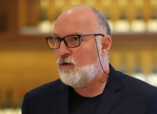 “ერთი წუთით მეც დავიჯერე, რომ „ხალხის ძალის“ და კელი დეგნანის, ჩვენი „დაუძინებელი მეგობრის“ პოზიციები გადაიკვეთა და რომ მან „თვალი ჩაგვიკრა, მაგრამ ეგრევე მივხვდი – ხაფანგია!“