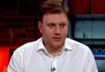 ალექს რაუფოღლუ, რომელიც სახელმწიფო დეპარტამენტში გამართულ თითქმის ყველა ბრიფინგზე სვამს პროვოკაციულ შეკითხვებს საქართველოსთან დაკავშირებით, ლяკა ხოშტარიას „დროას“ პოსტერებს აზიარებს – ვატო შაქარიშვილი