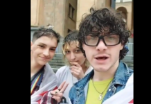 “ბომჟ” ბავშვებს პარლამენტის წინ ჯვარი აღიზიანებთ და აღებას აპირებენ (ვიდეო)