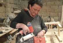 „კუბოს კეთება ჩემთვის „სემიჩკასავით“ არის…“ – ვინ არის ქალი, რომელიც ყველანაირ სადურგლო სამუშაოს ასრულებს, თავისი “ცეხიც” აქვს და არანაირი შეკვეთის არ ეშინია