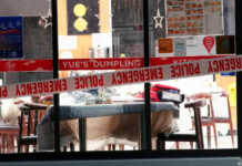 ოკლენდში კაცი სხვადასხვა ჩინურ რესტორანში მყოფებს ნაჯახით თავს დაესხა – დაშავდა 4 ადამიანი