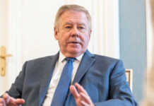 გაეროში რუსეთის წარმომადგენლის გენადი გატილოვის განცხადებით, არ არსებობს საფუძველი შავი ზღვის მარცვლეულის შეთანხმების სტატუს-კვოს შენარჩუნებისთვის, რომელსაც ვადა 18 ივლისს ეწურება. მისი თქმით, რუსეთის მიერ შეთანხმების გახანგრძლივების პირობების შესრულება შეჩერებულია. „რუსეთმა არაერთხელ გაახანგრძლივა გარიგება პოზიტიური ცვლილებების იმედით, თუმცა ის, რასაც ახლა ვხედავთ, არ გვაძლევს საფუძველს, სტატუს-კვოს შენარჩუნებაზე დავთანხმდეთ“,- აღნიშნა გატილოვმა. შეგახსენებთ, რუსეთსა და უკრაინას შორის გაეროსა და თურქეთის შუამავლობით 2022 წლის ივლისში გაფორმებული შეთანხმება მიზნად ისახავს რუსეთის შეჭრის შედეგად შეჩერებული უკრაინული მარცვლეულის შავი ზღვის პორტებით უსაფრთხო ექსპორტს გლობალური სასურსათო კრიზისის თავიდან აცილების მიზნით. შეთანხმების ვადა 18 ივლისს იწურება.