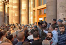 ერევანში აქციის მონაწილეები მთავრობის სახლში შეჭრას ცდილობენ