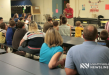 სკოლაში, მოსწავლის მამამ, რათა სხვა ბავშვები არ დაჩაგრულიყვნენ, მდიდარ დედიკოებს სამაგალითოდ ჭკუა ასწავლა – რა მოხდა მშობელთა კრებაზე